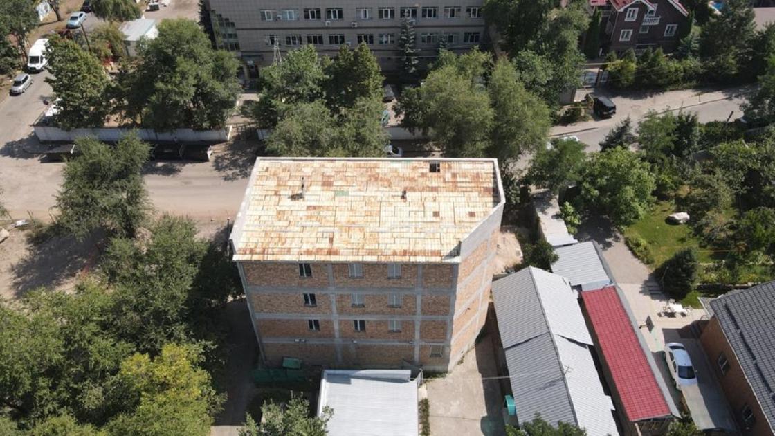 Недостроенное здание в Алматы