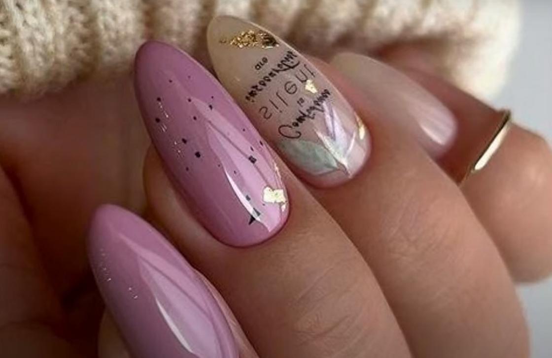 Красивый лавандовый маникюр с надписями на длинных овальных ногтях