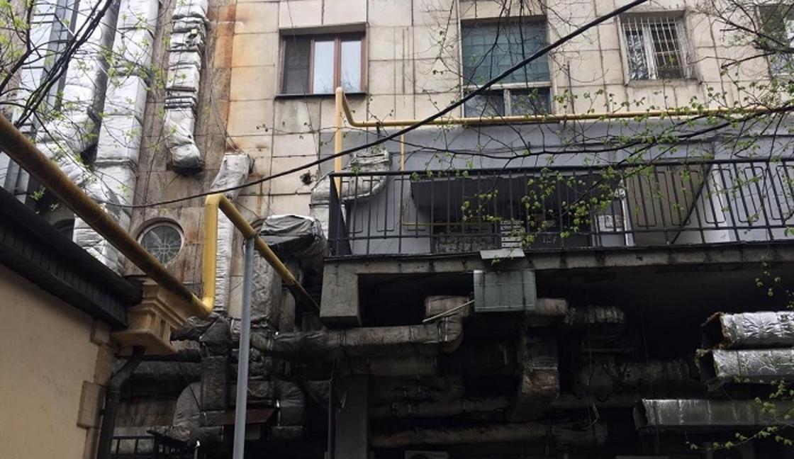«Хорошо, что никого не грохнуло»: В баре в центре Алматы обвалились вентиляционные трубы