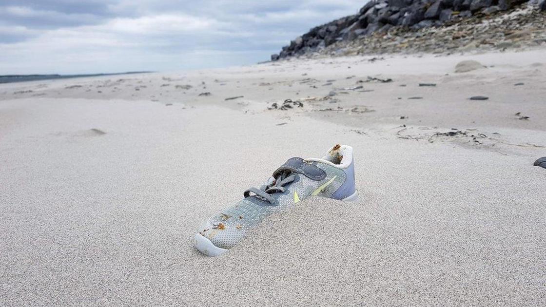 На пляжах по всему миру находят кроссовки Nike. Откуда они взялись? На пляжах по всему миру находят кроссовки Nike. Откуда они взялись?