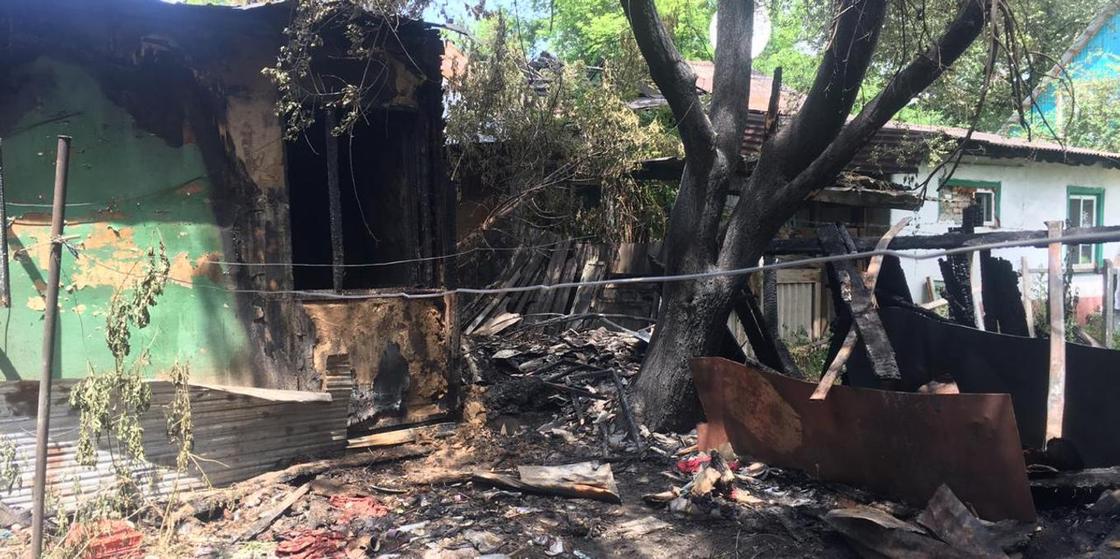 Многодетная семья вынуждена жить в сарае из-за дважды сгоревшего дома в Алматы