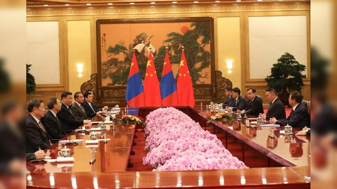 Президент Монголии, глава МИД и ГУЧС помещены на карантин после визита в Китай
