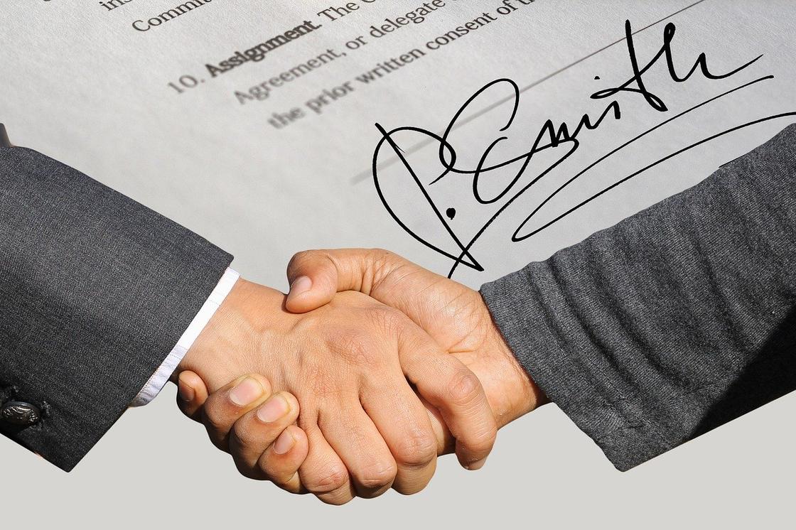 Подпись договора и рукопожатие