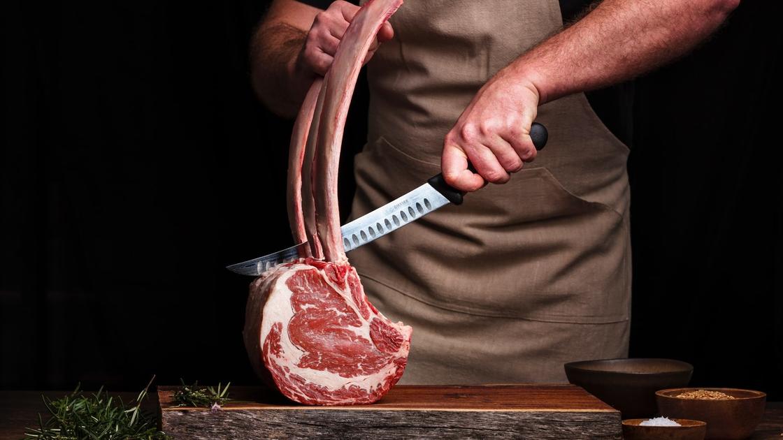 Мясо нарезают большим ножом