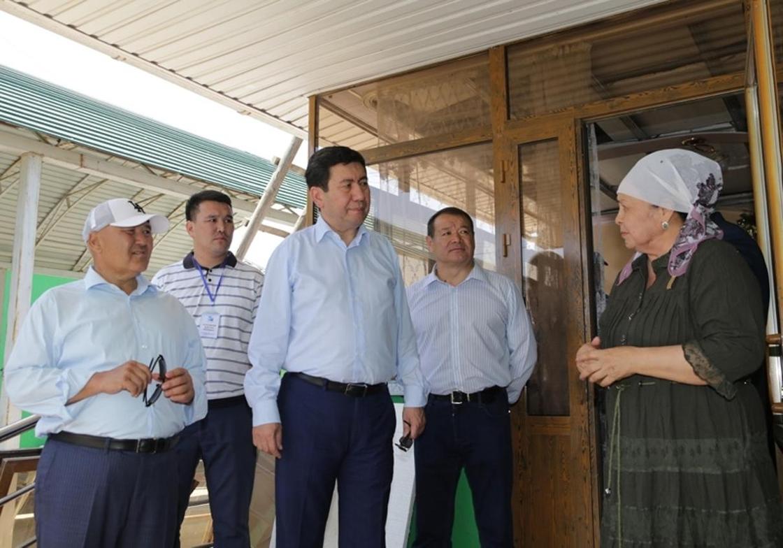 Жители Арыса поблагодарили карагандинцев за помощь в восстановлении домов
