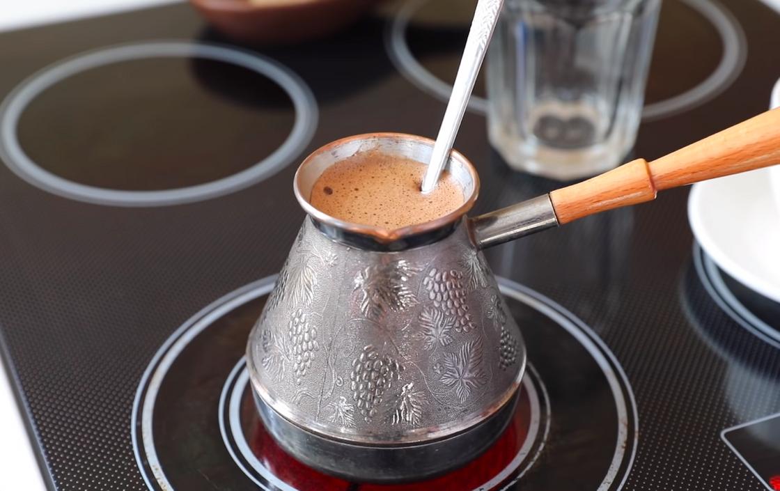 приготовить кофе в турке на газовой плите
