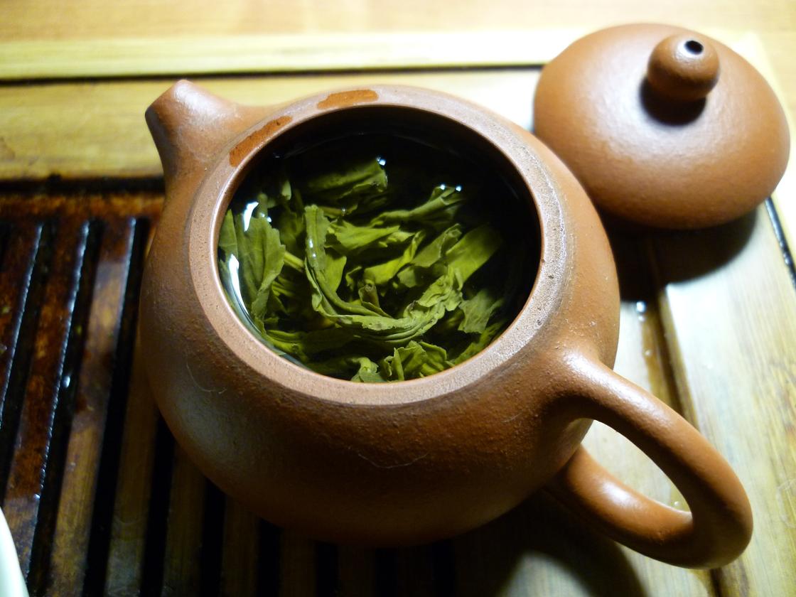 Зеленый чай в чайнике