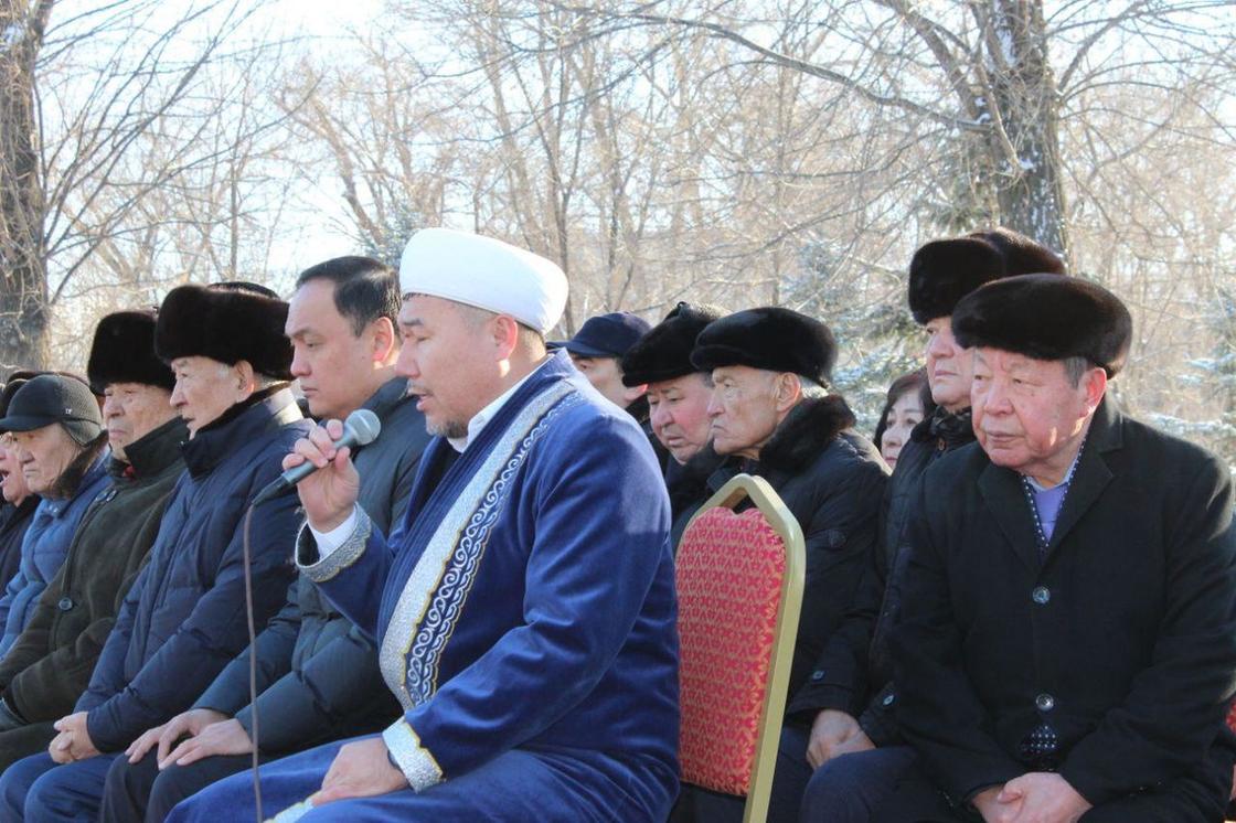 "Тәуелсіз Қазақстан" монументі мен Қайрат Рысқұлбеков ескерткішіне гүл шоқтары қойылды "Тәуелсіз Қазақстан" монументі мен Қайрат Рысқұлбеков ескерткішіне гүл шоқтары қойылды
