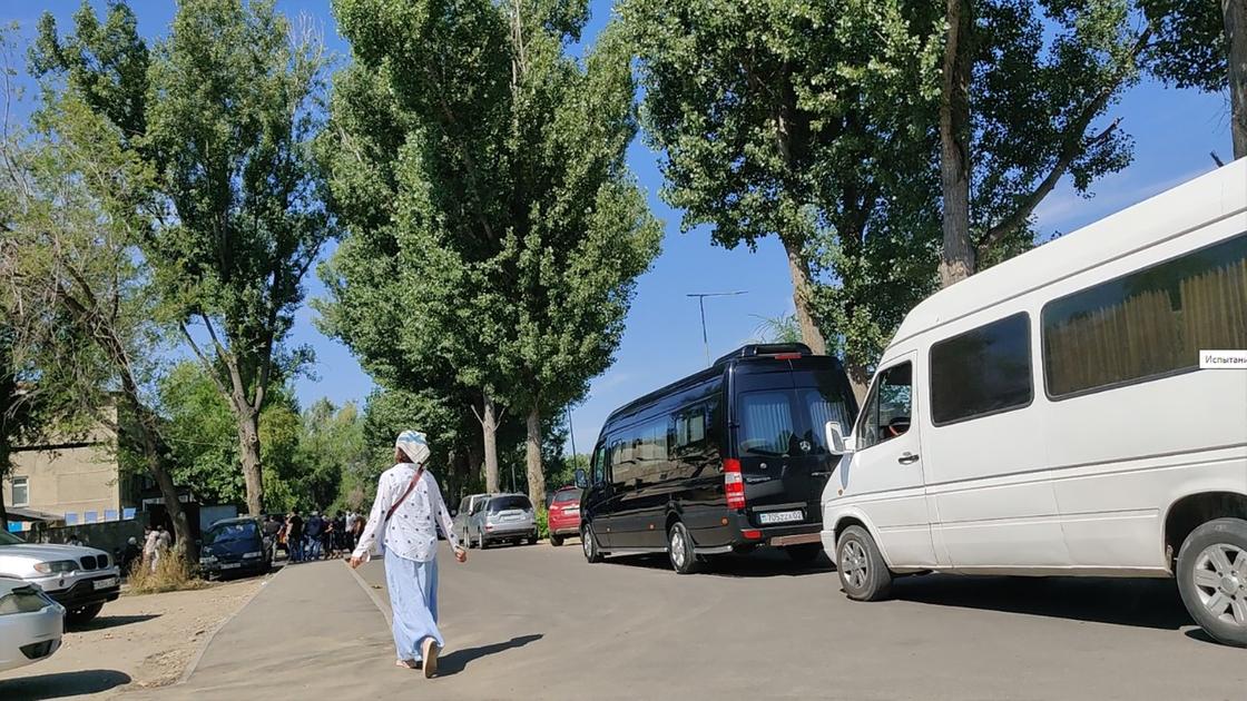 Очередь из ритуальных автомобилей и большое скопление людей: что происходит в морге Алматы