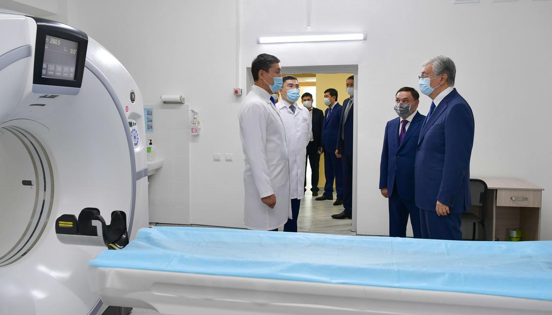 Президент Казахстана Касым-Жомарт Токаев во время посещения онкологической поликлиники в Кокшетау
