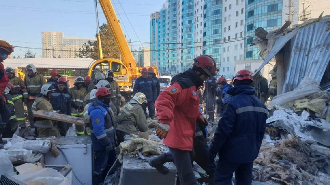 Спасатели работают на месте взрыва кафе