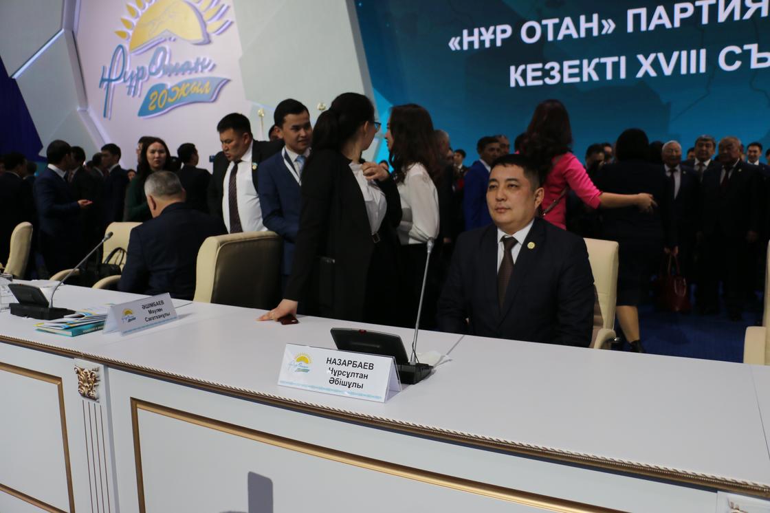 На съезде «Нур Отан» случился ажиотаж вокруг кресла президента (фото, видео)