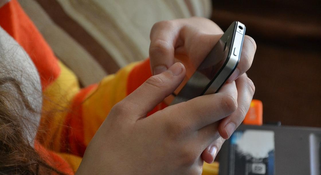 Ребенок забыл дорогой сотовый телефон на игровой площадке в Алматы
