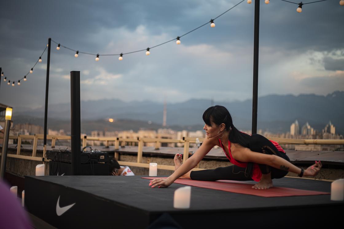 Nike Yoga Session на крыше бизнес центра в лучах уходящего солнца