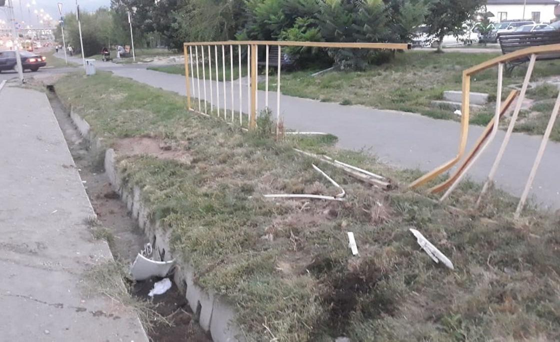 Перевернулся, снес трубу и забор: 6 человек пострадали в нескольких авариях в Алматы (фото)