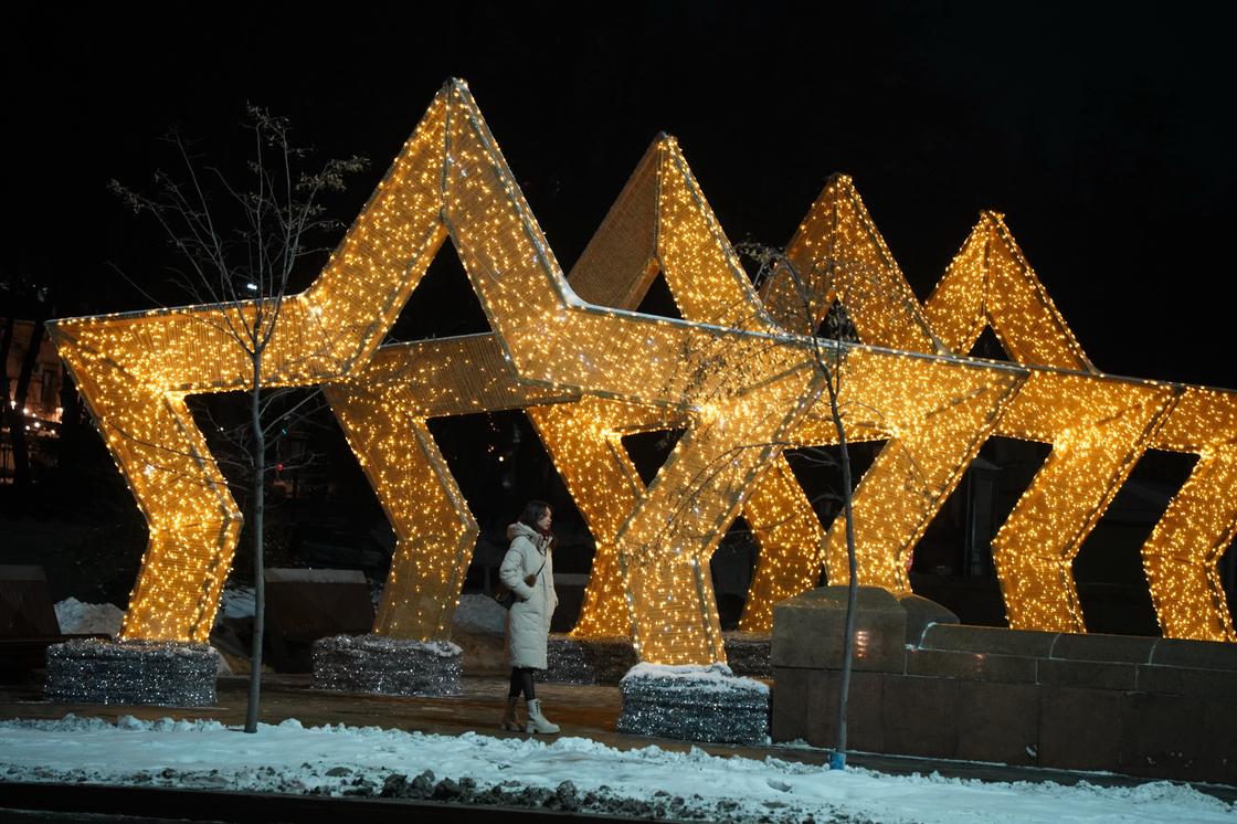 Новогодние украшения в Алматы 2022 год