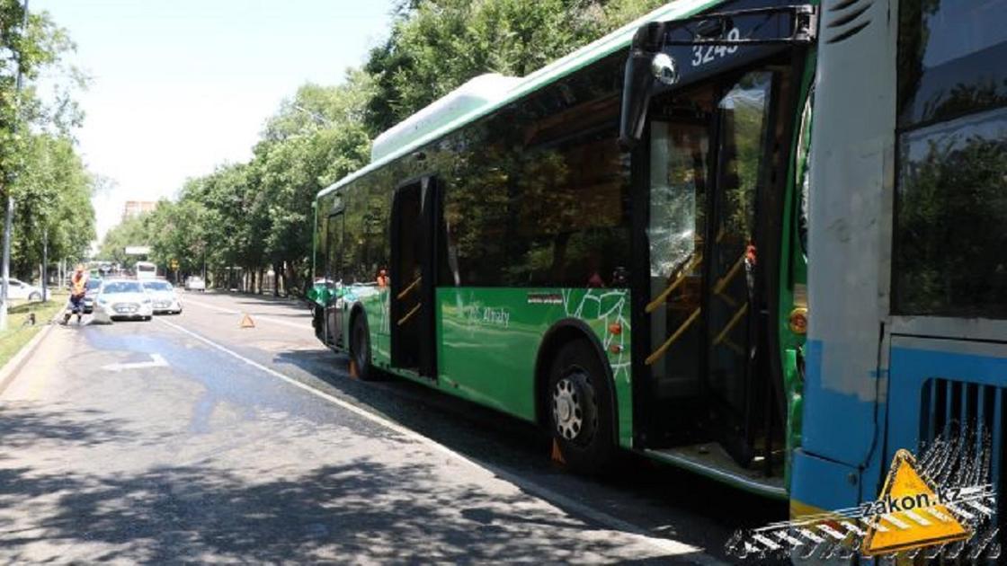 Два автобуса столкнулись в Алматы: девять человек госпитализированы