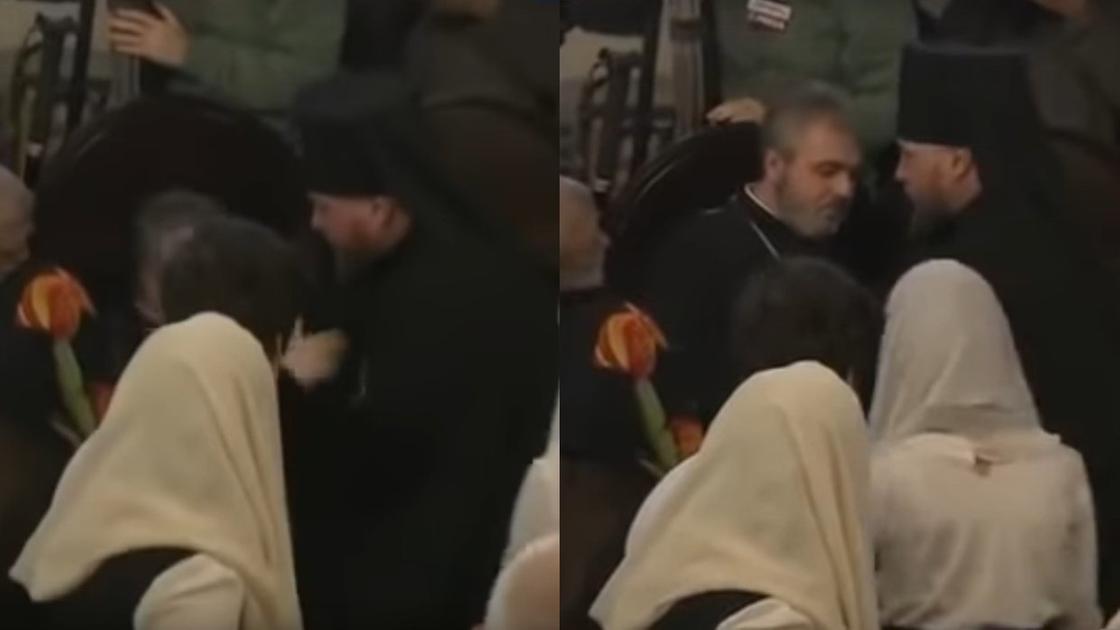 Священник потерял сознание рядом с Порошенко во время подписания томоса (видео)