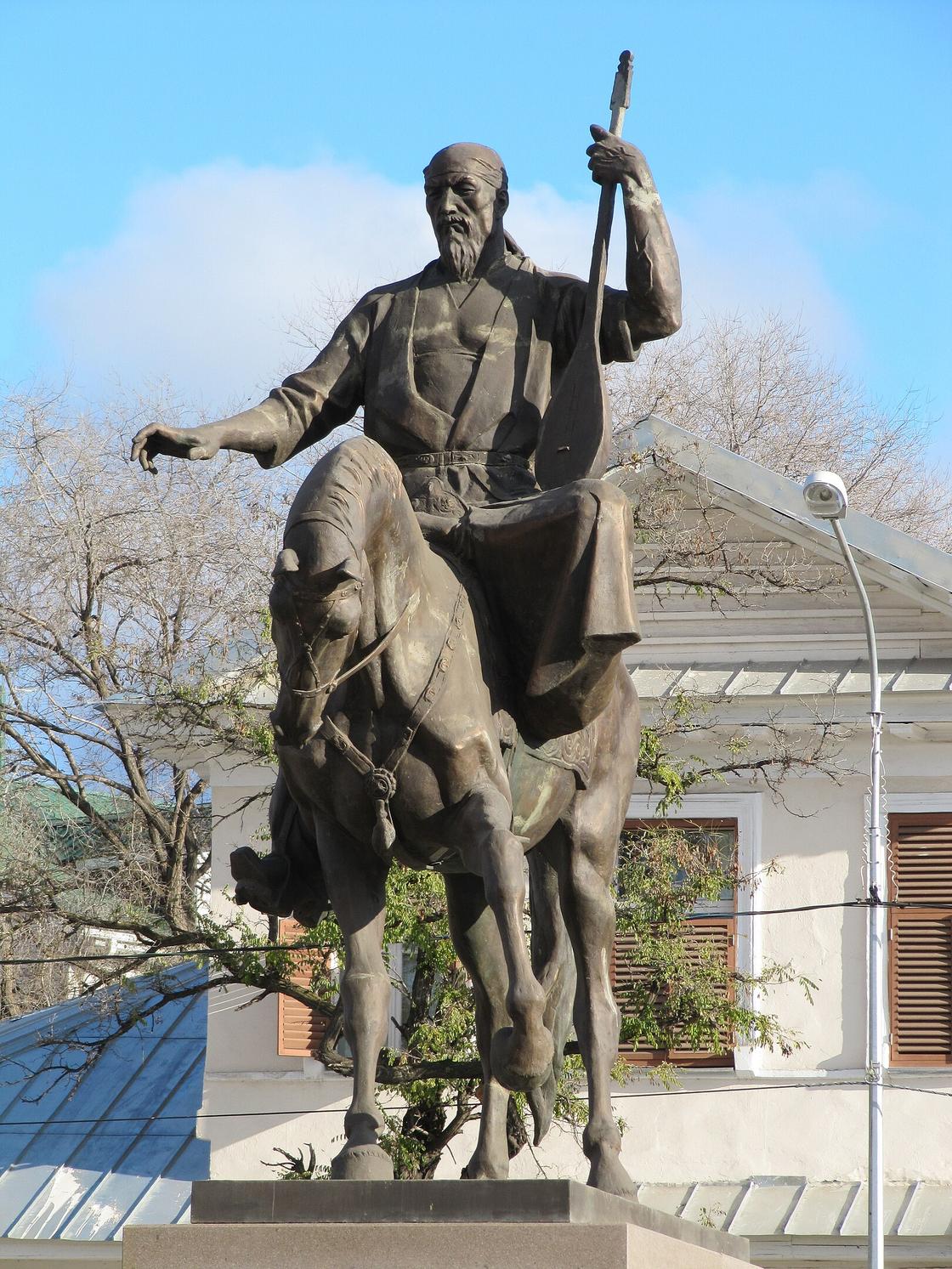 Памятник Курмангазы на коне и с домброй в руках