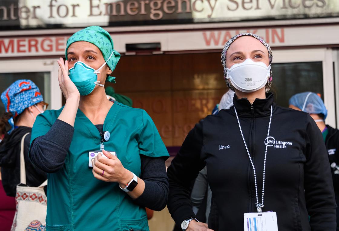 Две медсестры стоят около больницы