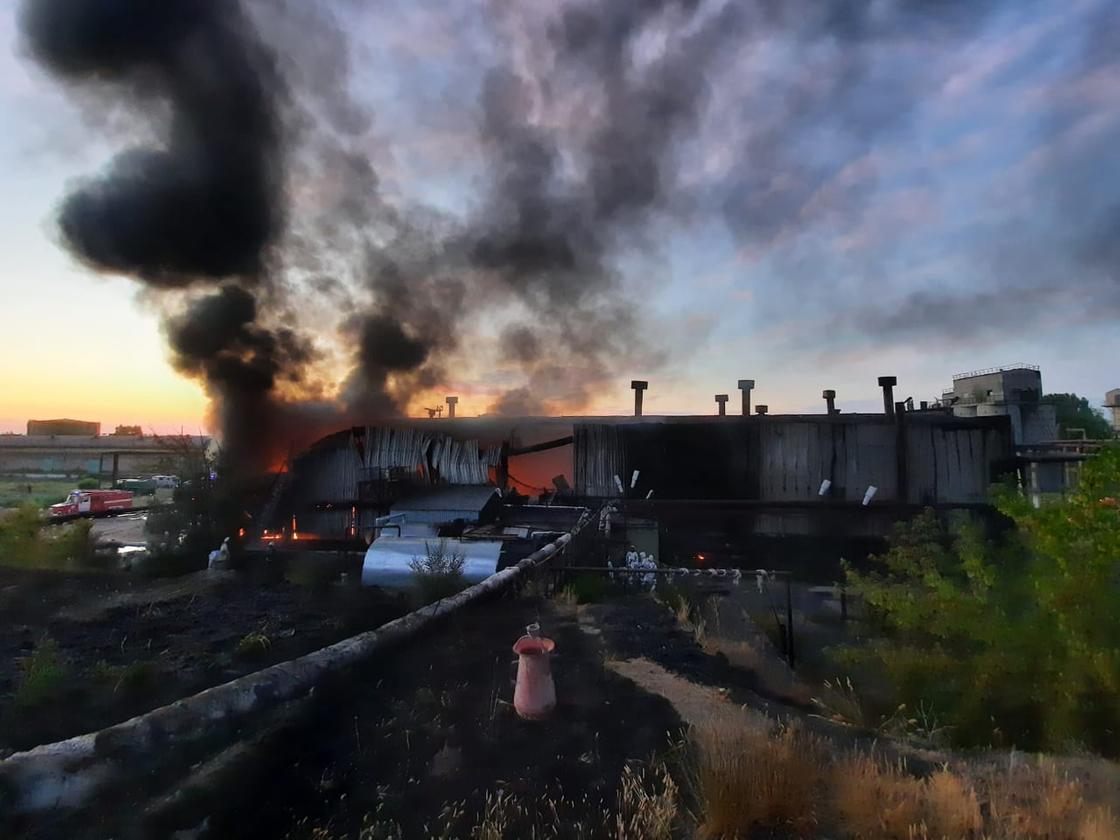 Резервуар с нефтяными отходами загорелся в Павлодаре (фото)