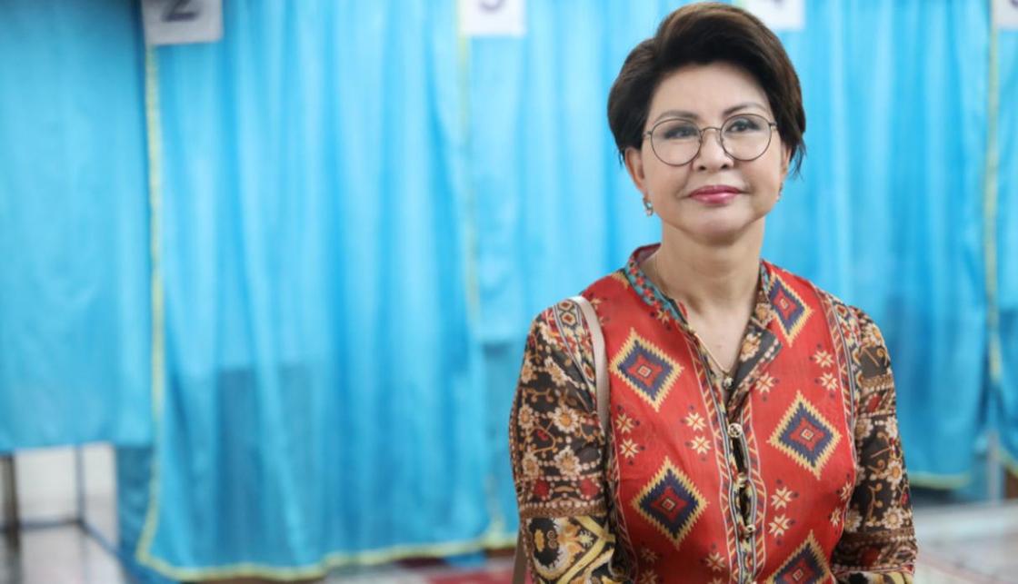 Роза Рымбаева проголосовала в Национальной библиотеке Алматы