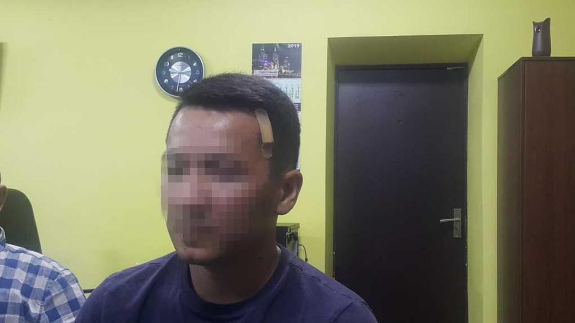 Депутата маслихата Караганды охранник обвиняет в избиении и порче его машины