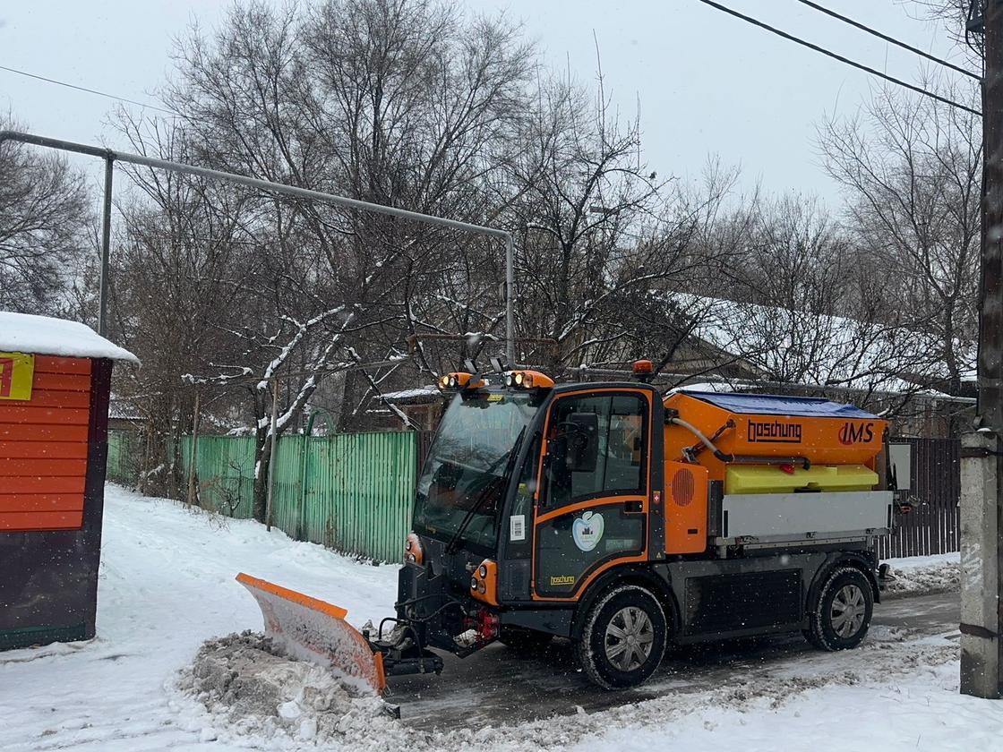 Уборка снега в Алматы