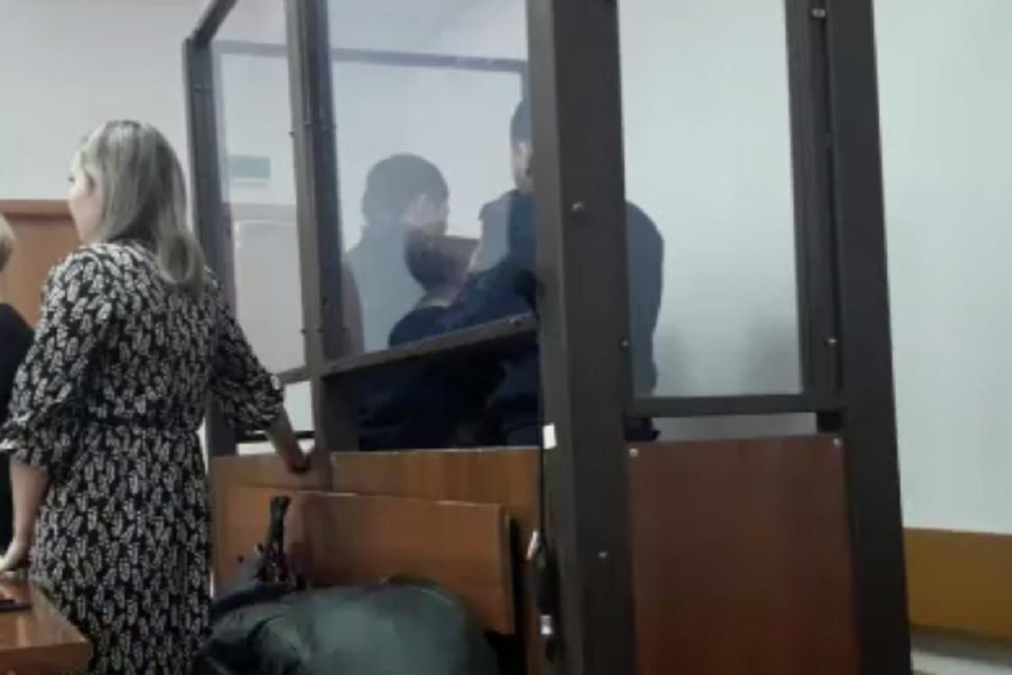 Осужденный за изнасилование таксист устроил дебош в зале суда в Павлодаре
