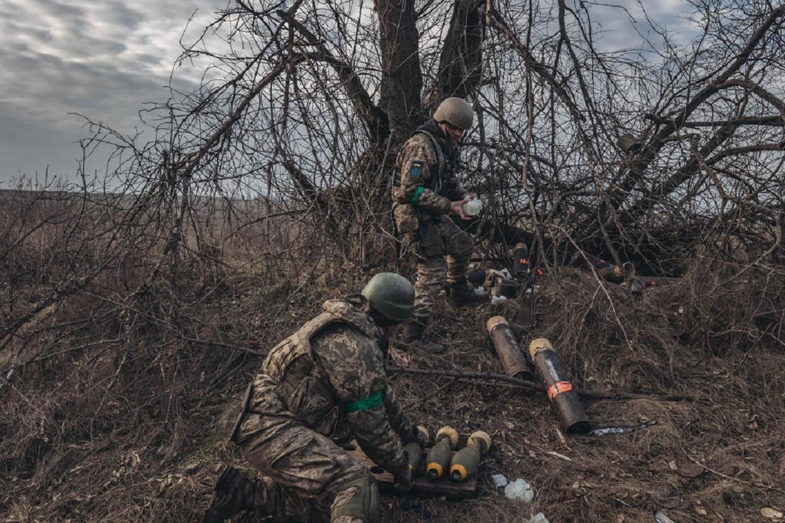 Украинские военные с боеприпасами