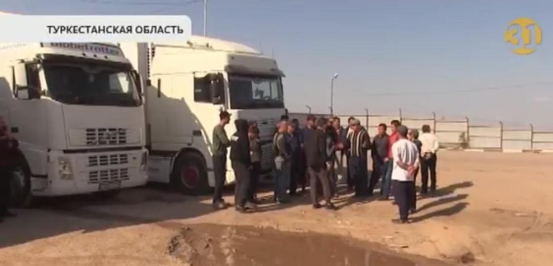 "Здесь драка была": большие очереди из фур образовались на казахстанско-узбекской границе "Здесь драка была": большие очереди из фур образовались на казахстанско-узбекской границе