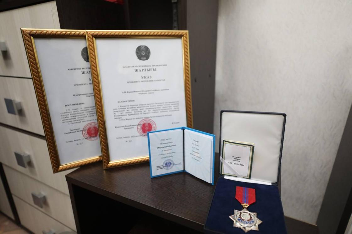 Орден "Айбын" III степени, врученный матери погибшего спасателя