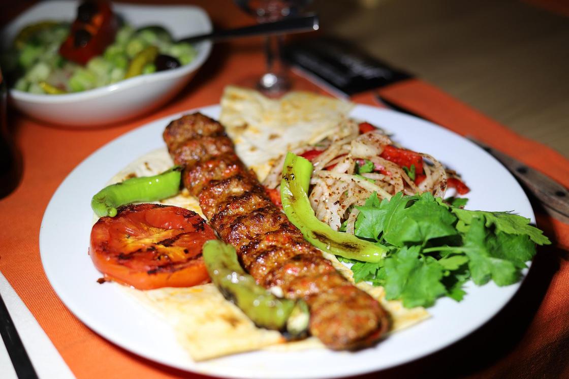 «Адана кебаб» на тарелке