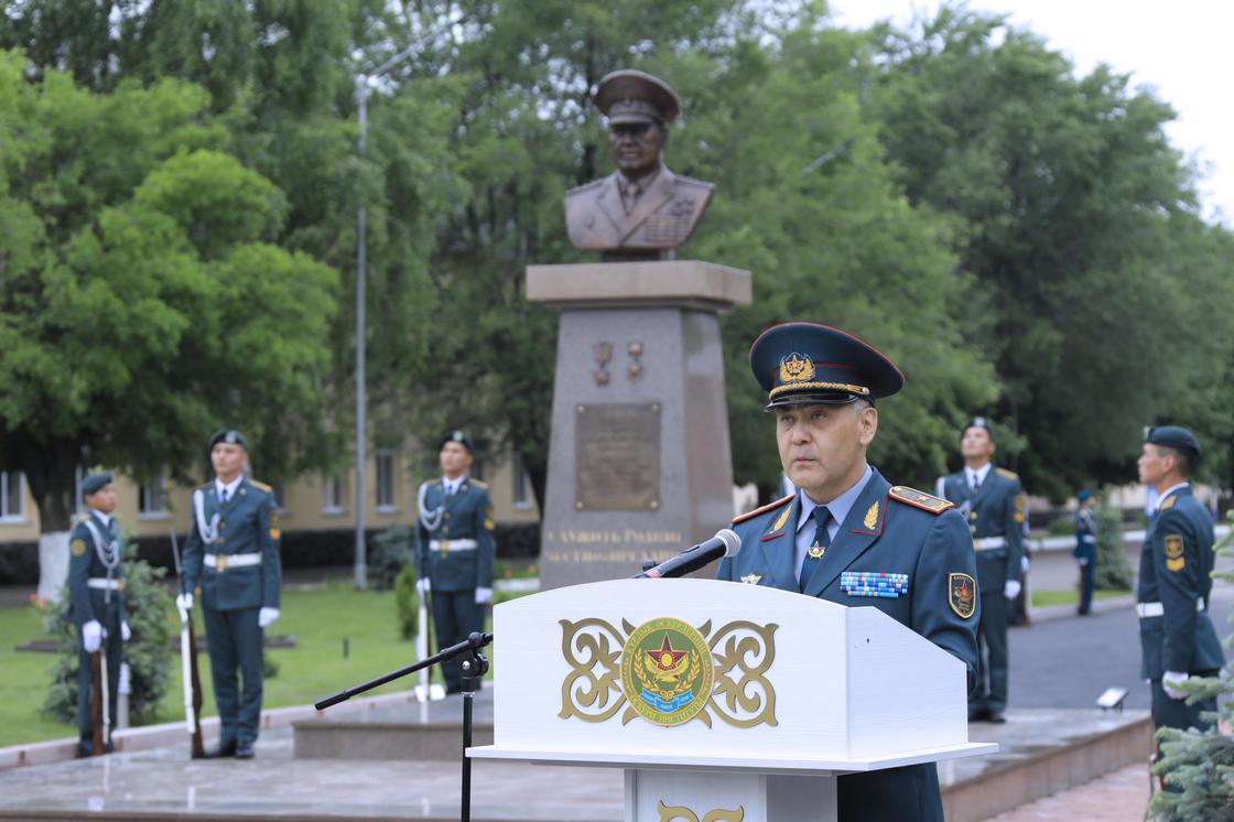 Памятник Сагадату Нурмагамбетову открыли в Военном институте Сухопутных войск
