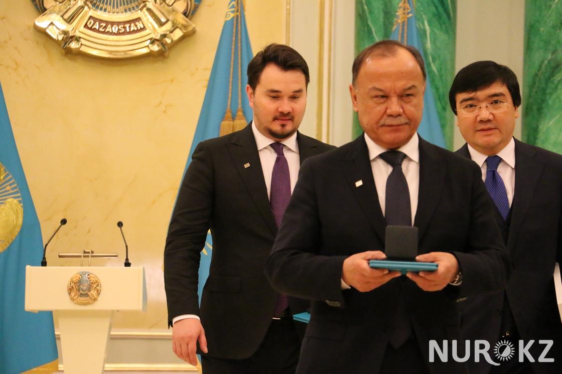 Сыгравший Абая Сундет Байгожин получил награду от Назарбаева