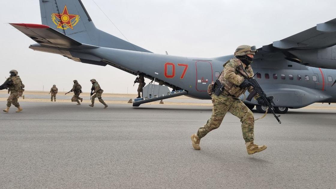 Военные занимают позиции возле приземлившегося самолета