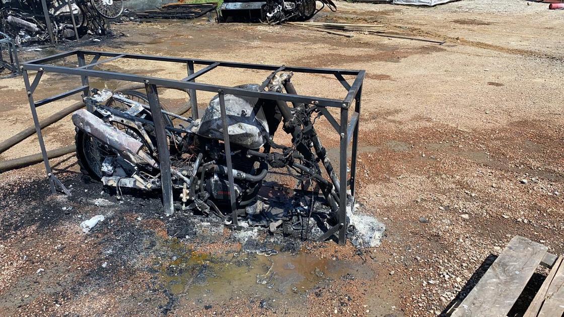 Пожар уничтожил мотоциклы