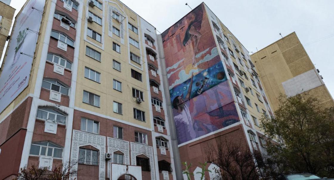 Казахстанский художник восстановил знаменитый мурал "Соединяя миры" в Алматы