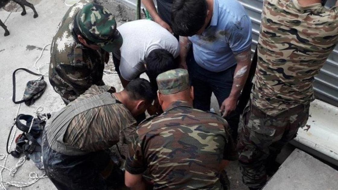 Один погиб и двое пострадали от отравления в канализационном колодце в ВКО Один погиб и двое пострадали от отравления в канализационном колодце в ВКО