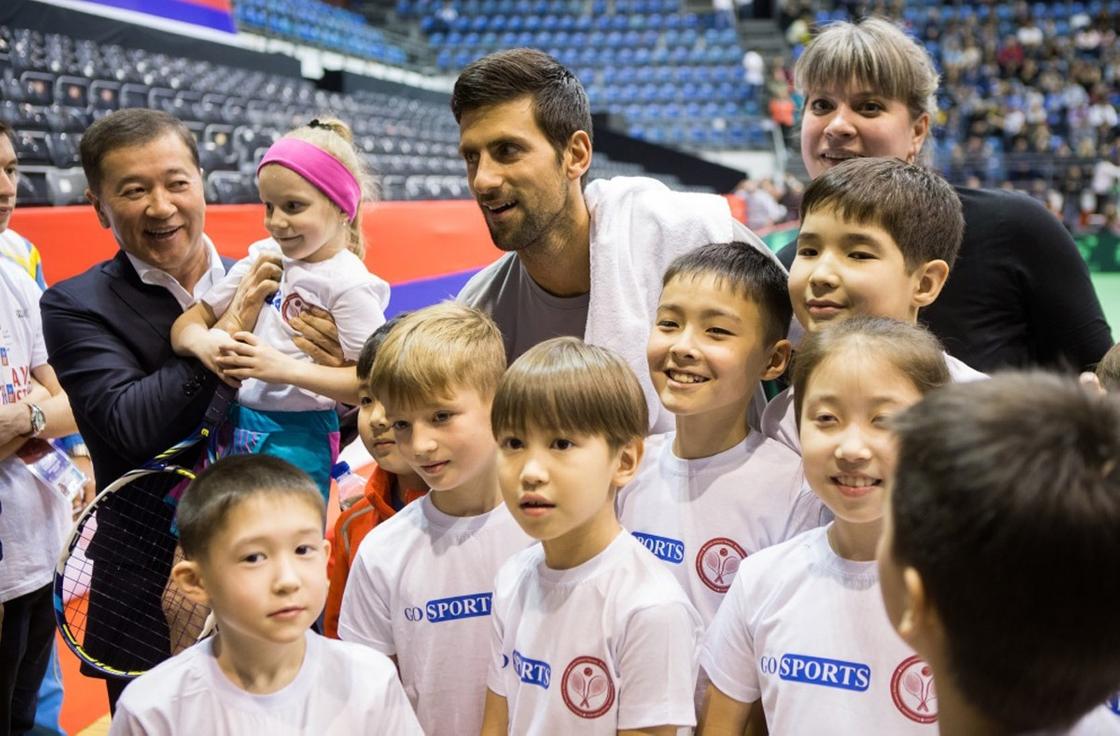 Новак Джокович с юными казахстанскими теннисистами