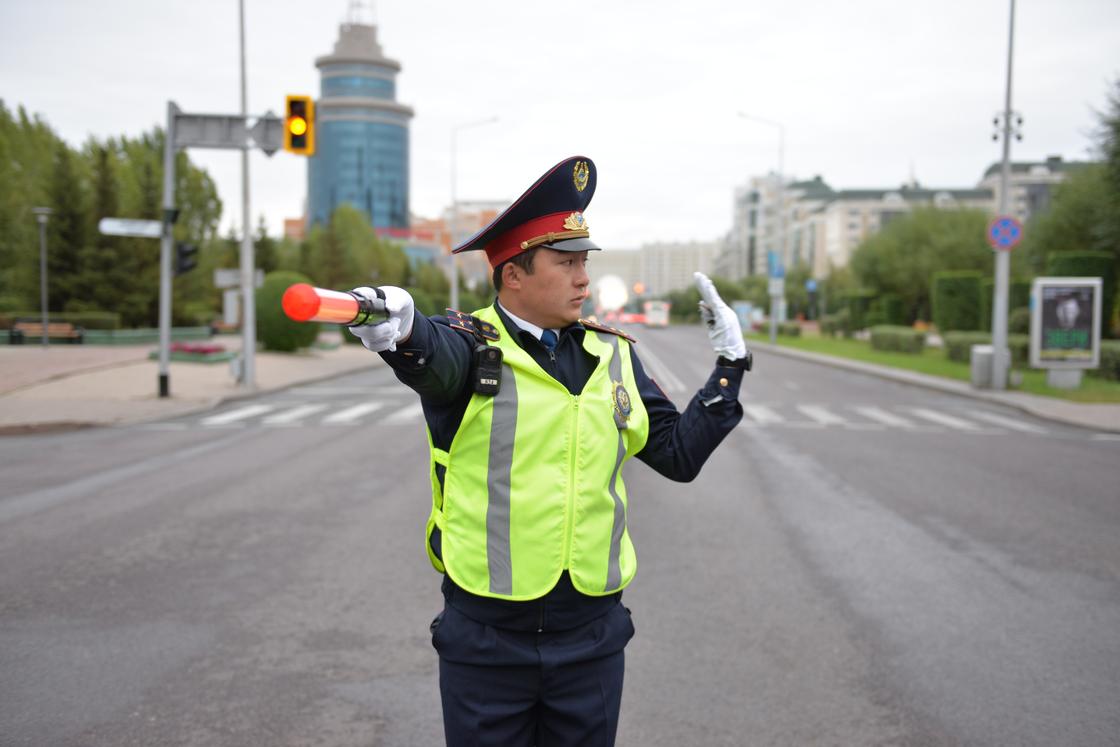 Казахстанским полицейским вернули жезлы