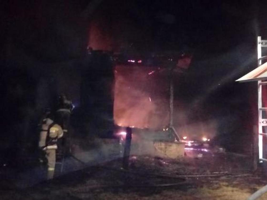 Семья чуть не сгорела в пожаре в ВКО: один человек погиб