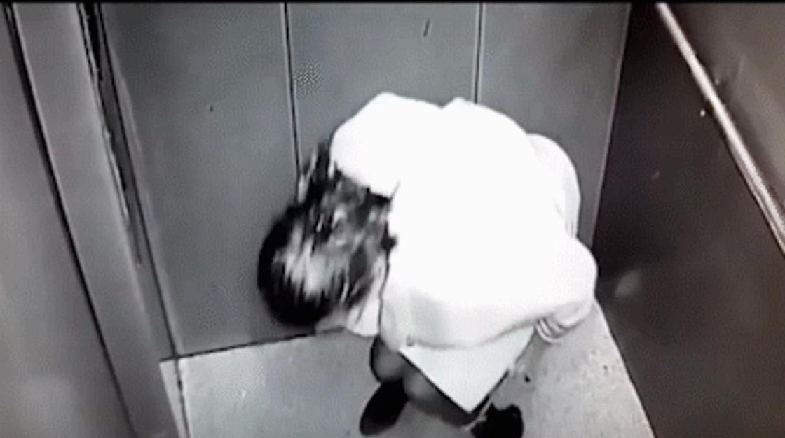 Справила нужду в туалете: столичные полицейские нашли "героиню" ролика