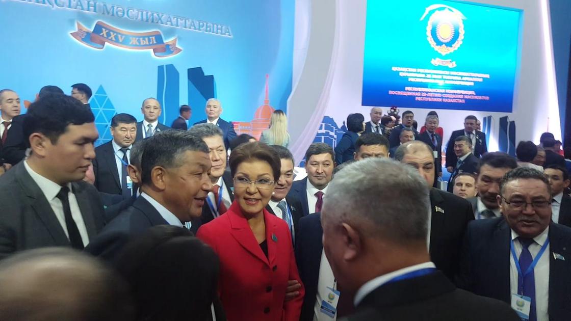 Назарбаеву окружили во Дворце Независимости, чтобы сделать селфи