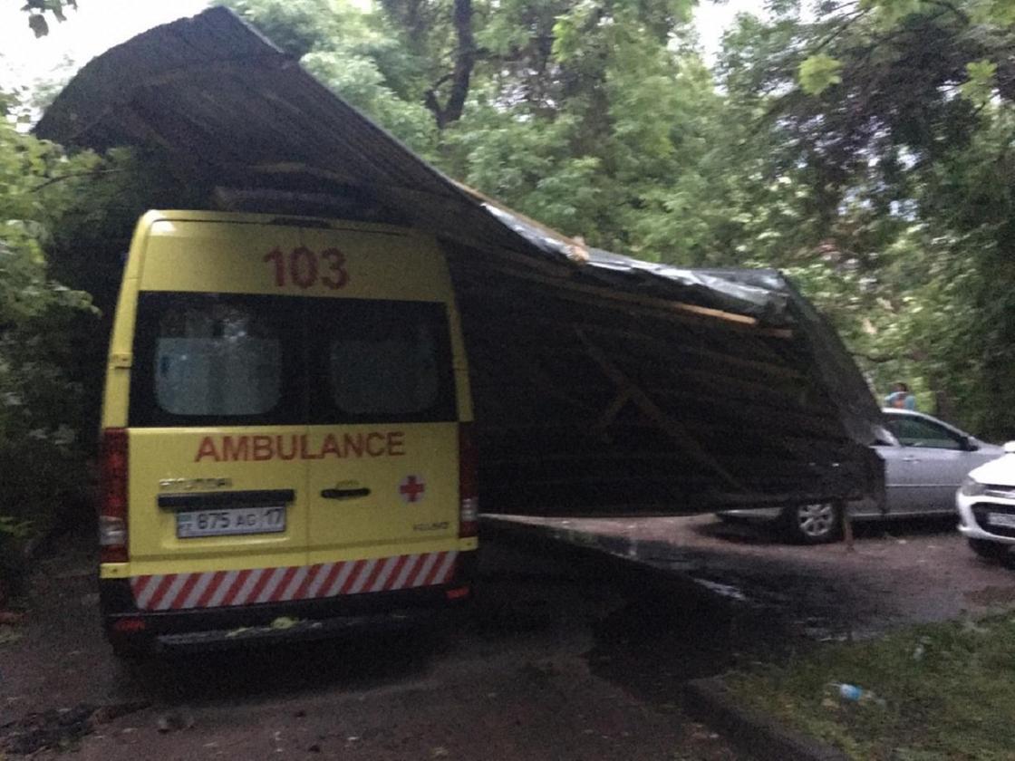 Сорванная ветром крыша многоэтажки упала на машину скорой помощи в Шымкенте (фото)