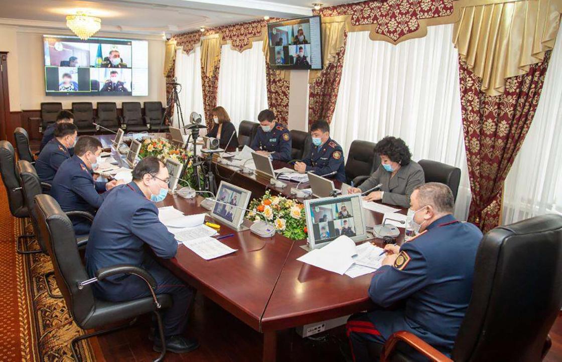 Ерлан Тургумбаев и сотрудники МВД на онлайн-приеме