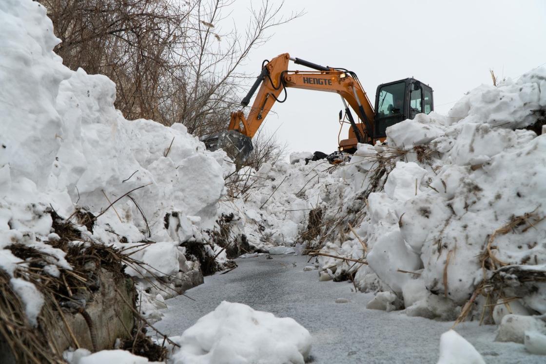 Уборка снега на окраинах столицы находится на особом контроле – аким района Байконыр