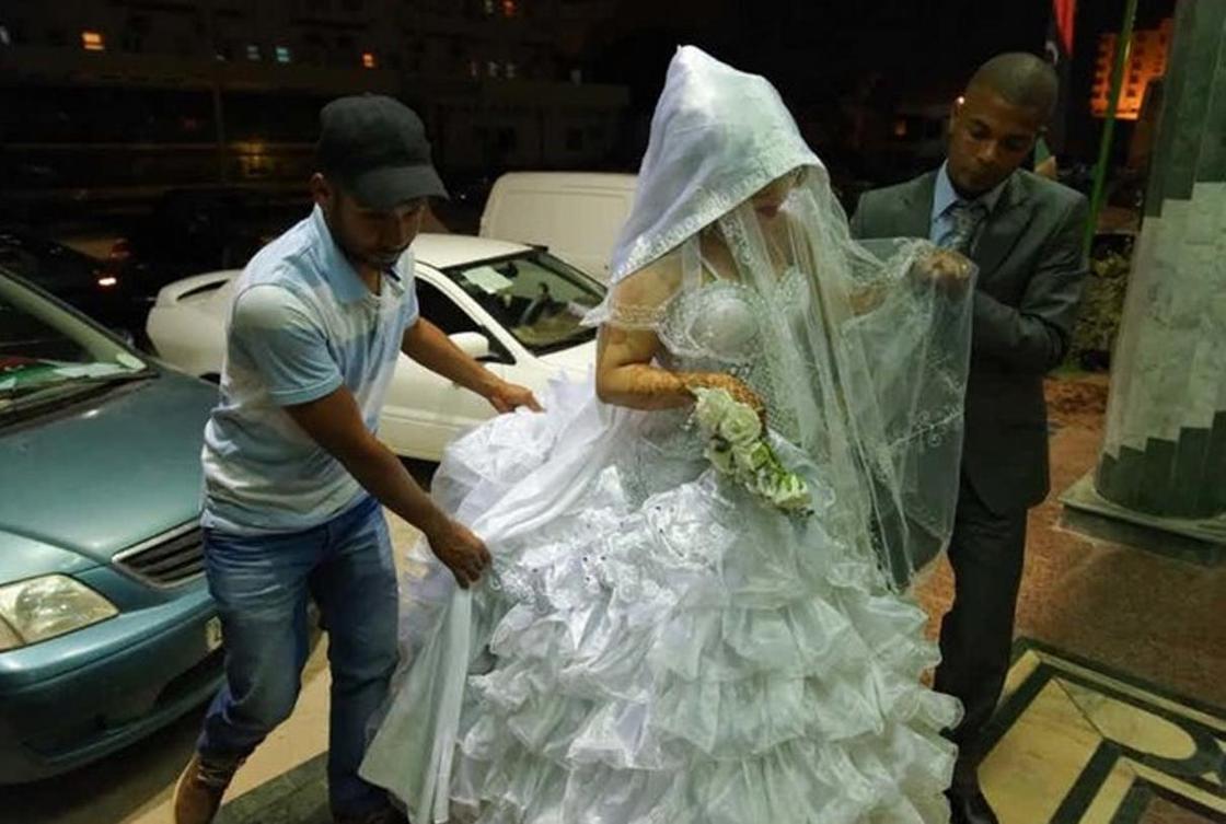 Слушать брачной ночи. Ливийская свадьба. Первая брачная ночь мусульманки. Дикие Свадебные обычаи. Мусульманские жених и невеста.