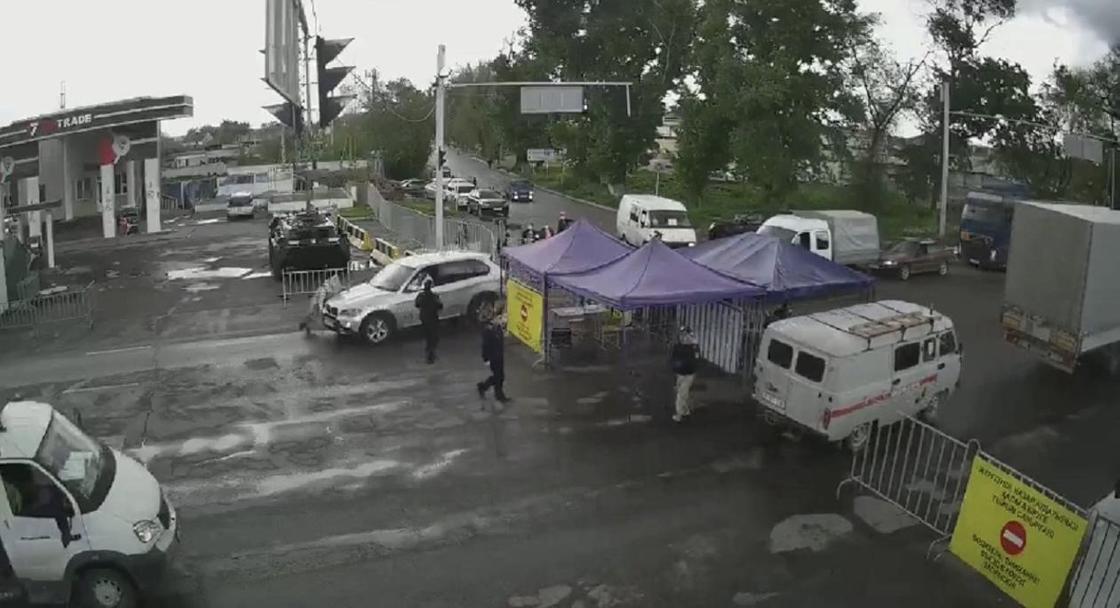 Полицейского сбили на блокпосту в Алматы (видео) Полицейского сбили на блокпосту в Алматы (видео)