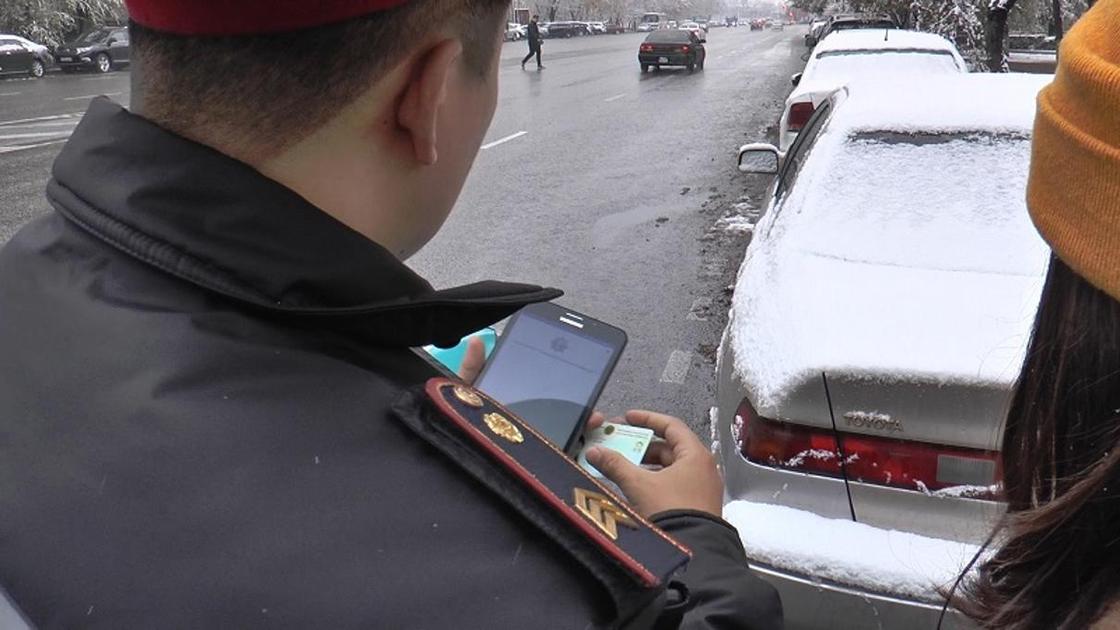 Алматинец пожаловался на полицейских, требующих IMEI-код от телефона на улице